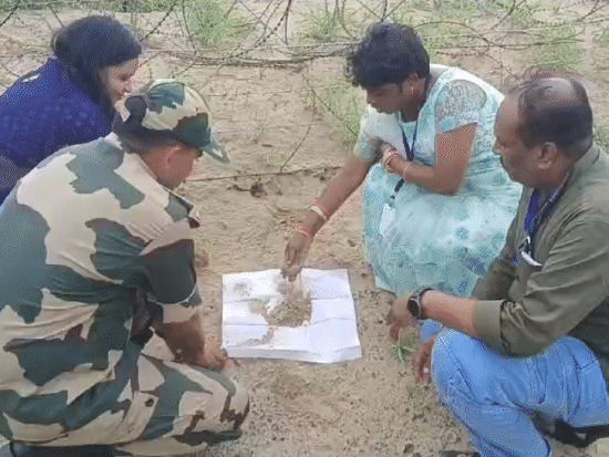 बैतूल के बरसाली में भारत माता की प्रतिमा बनाने बार्डर से मिट्‌टी लाई जा रही है।