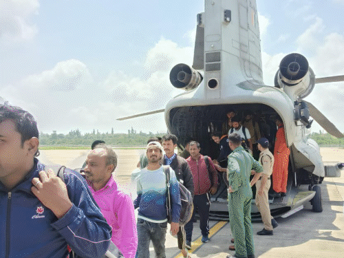 हर्षिल और गंगोत्री के बीच में फंसे लोगों को चिनूक हेलीकॉप्टर से जौलीग्रांट लाया गया है।