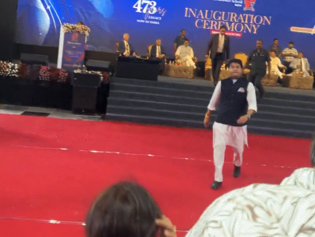 Union Minister Jyotiraditya Scindia descended from the stage and reached former CM Digvijay Singh.