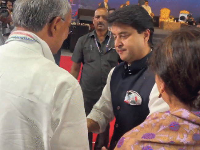 After this, Scindia took the hand of former CM Digvijay Singh and took them to the stage.