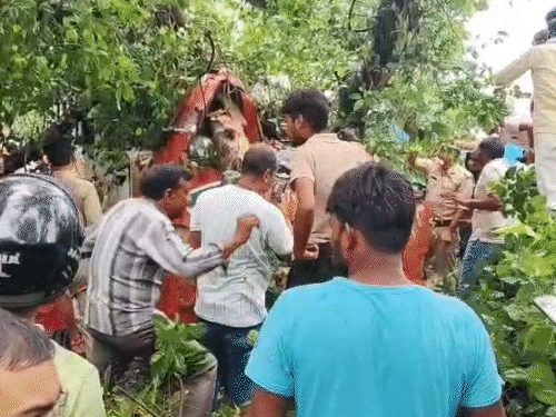 Ther chamasa nasa nasa nasa na rauryria तील लोक लोक लोक लोक पोहोचले आहेत आहेत आहेत.