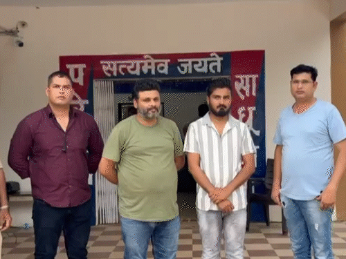 कोरबा पुलिस ने हेराफेरी के आरोप में मैनेजर और कैशियर को गिरफ्तार कर लिया है।