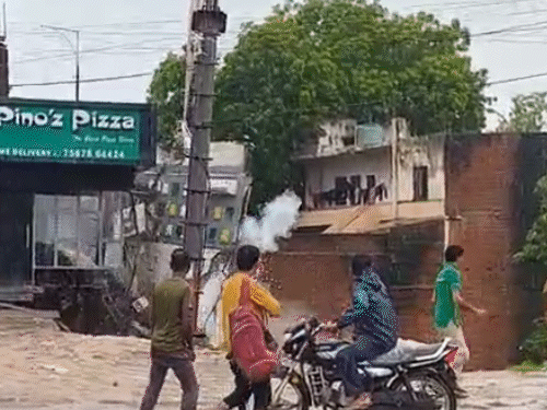 UP के जौनपुर में शुक्रवार को भारी बारिश के चलते रेस्टोरेंट जमींदोज हो गया।