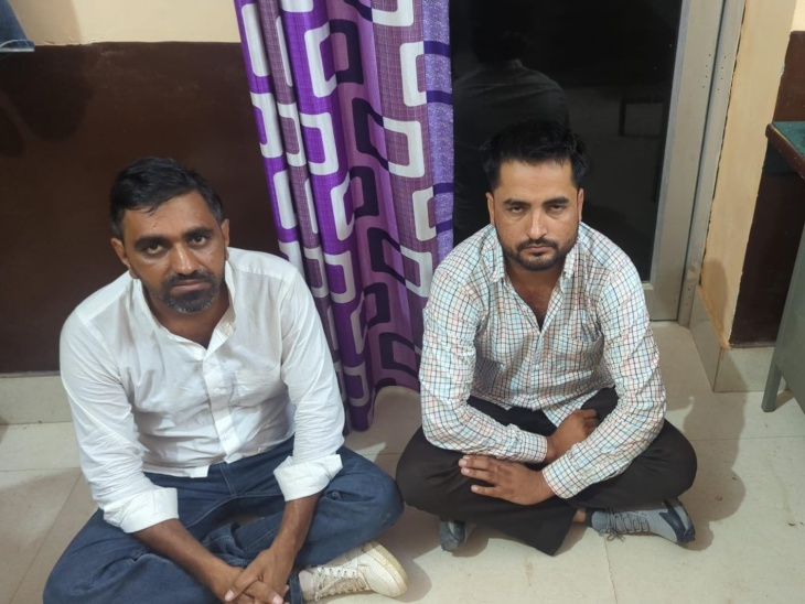 2 तस्करों को 1 किलो 536 ग्राम अफीम के साथ गिरफ्तार किया है। पुलिस ने मौके से 2 कार भी जब्त की हैं। - Dainik Bhaskar