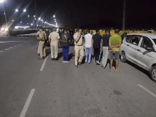 फायरिंग की सूचना के बाद हाईवे पर पहुंची पुलिस की टीम।