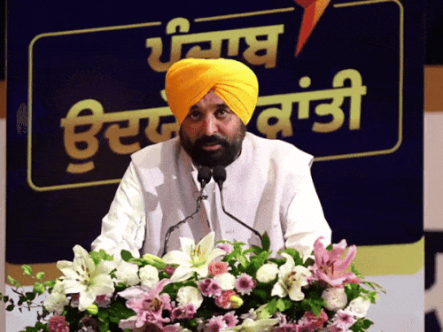 पंजाब के सीएम भगवंत मान प्रोग्राम को संबोधित करते हुए।