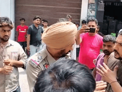 अस्पताल के बाहर हंगामा करते परिजनों को शांत करवाते पुलिस अधिकारी। - Dainik Bhaskar