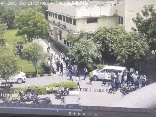 आरोपियों ने टोल परिसर में तोड़फोड़ भी की। घटना के बाद आरोपी मौके से भाग गए।
