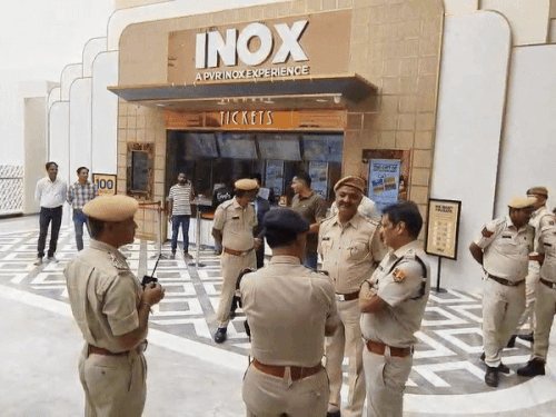 कन्हैयालालवरील चित्रपट प्रदर्शित झाल्यानंतर मॉलबाहेर पोलिस तैनात करण्यात आले होते.