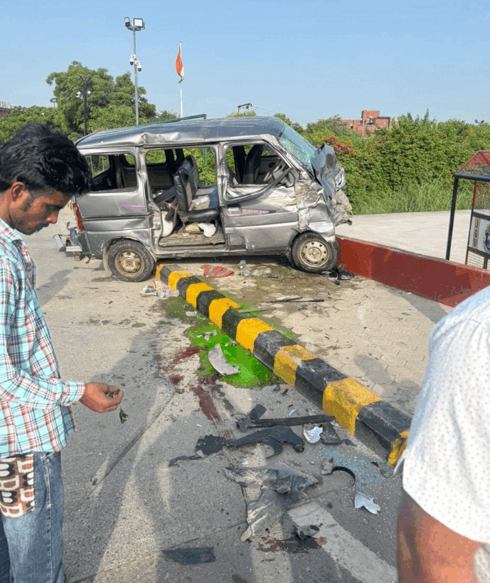 क्रेटा कार की टक्कर से क्षतिग्रस्त हुई वैन।