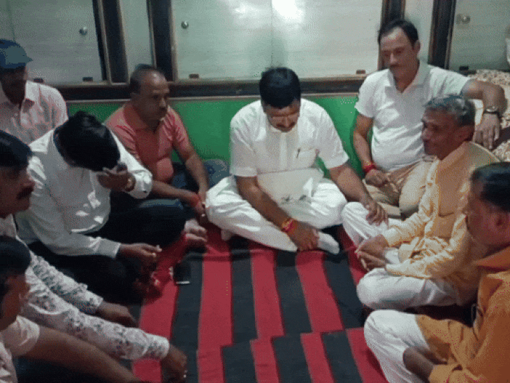 विधायक अग्रवाल गौरव के घर परिजनों से मिलने पहुंचे थे।