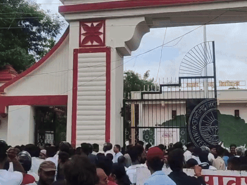 गोरखपुर विश्वविद्यालय के मेन गेट का दृश्य