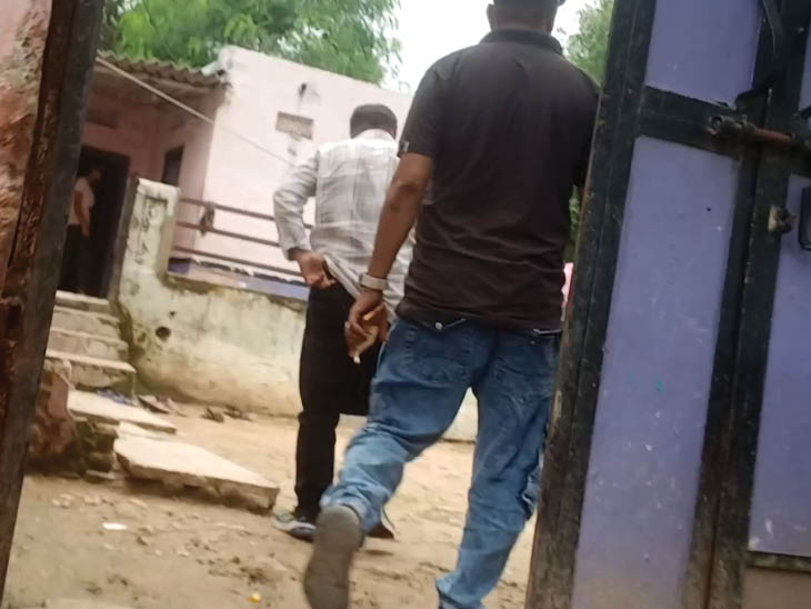 गांव का वो घर जिसमें डील के लिए भास्कर रिपोर्टरों को बुलाया गया था।