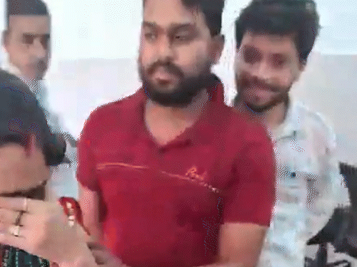सीतु के पति ने उन्हें संभाला। अपनी सास को लेने वे भी झांसी से साथ आए थे।