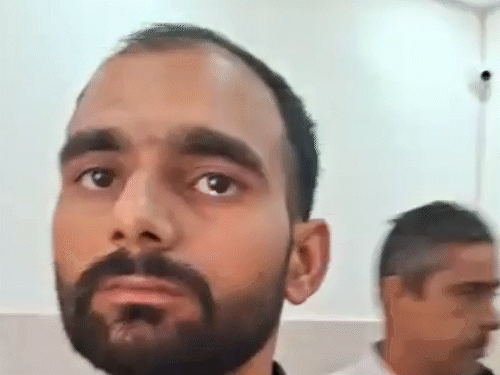 तस्वीर बेटे रोहित झा की है। मां और बहन को लिपट कर रोते देख वह भी अपने आंसू नहीं रोक सका।