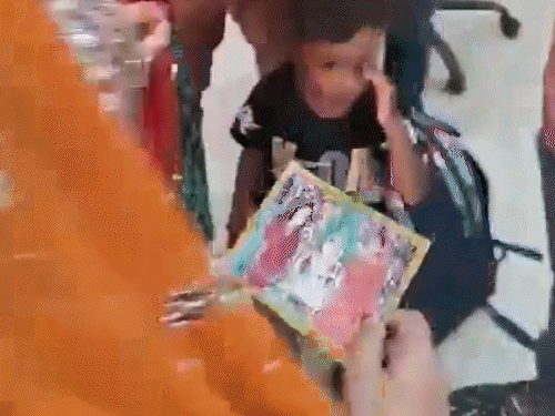 बच्चों ने मां को सबसे पहले बचपन की तस्वीर दिखाई। कहा- 17 साल में सब बदल गया।
