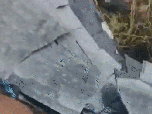 सभी मजदूर ट्रक के पिछले हिस्से में जहां ग्रेनाइट रखा था वहीं बैठे थे। - Dainik Bhaskar