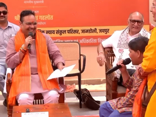 सीएम से संवाद के दौरान विशेष योग्यजन तनु ने सीएम से कुरकुरे और समोसे की मांग की।