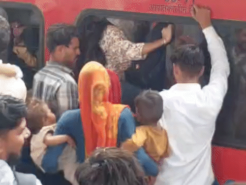 ट्रेन में विंडो से एंट्री करते हुए यात्री।
