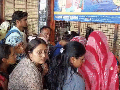 सिंधी कैंप बस स्टैंड पर टिकट विंडो पर लंबी-लंबी कतारे नजर आई।