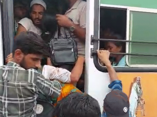 बसों में एंट्री के लिए महिलाओं से भी धक्का मुक्की होती रही।