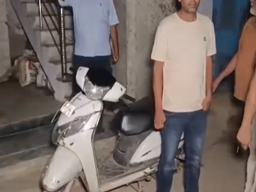 घटनास्थल पर मौजूद पुलिस ने लोगों से पूछताछ की।