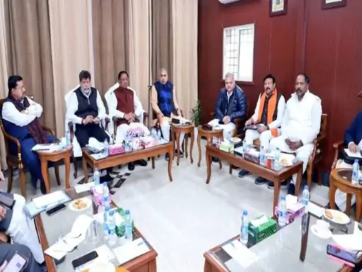 संगठन की बैठक के दौरान बीजेपी नेता।