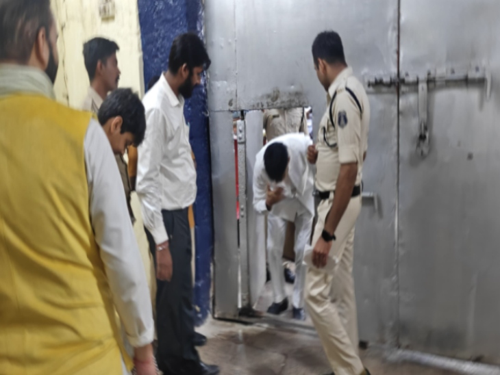 जेल मुख्य गेट को प्रणाम करके बाहर निकले सूर्यकांत।