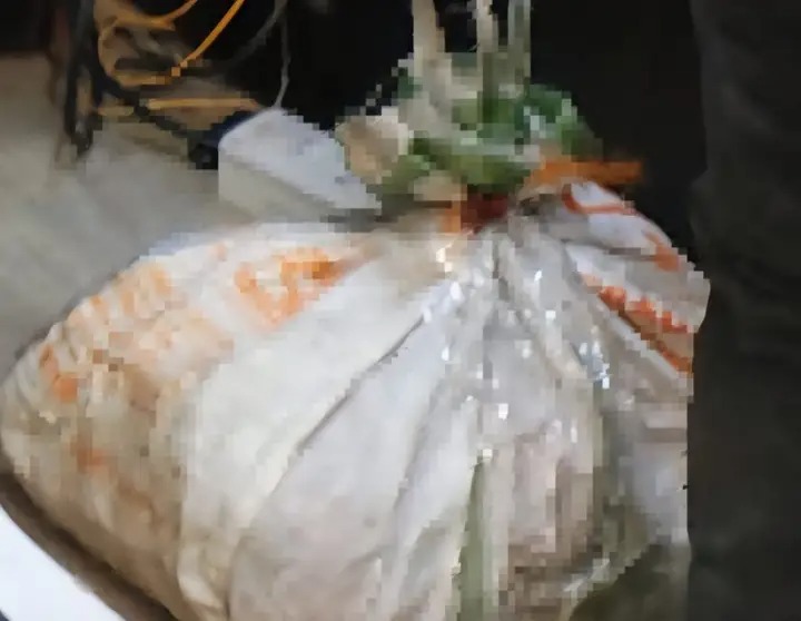 पूर्णिया में 4.365 किलोग्राम गांजा के साथ धंधेबाज गिरफ्तार: शातिर घर से करता गांजा का काला कारोबार, लिंक खंगालने में जुटी पुलिस - Purnia News 1 बरामद गांजे की खेप