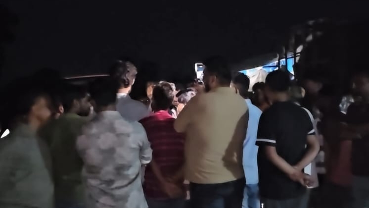 आधी रात को ग्रामवासियों ने किया विरोध