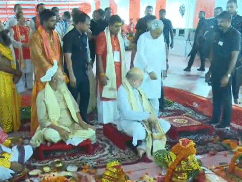 अमित शाह ने नीतीश कुमार का हाथ पकड़कर उन्हें पूजा में बैठने को कहा। उम्र की वजह से वे नीचे बैठने में थोड़ा असहज हुए इसके बाद उनके लिए कुर्सी लाई गई।