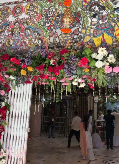 माता जानकी मंदिर के गेट को भी फूलों से सजाया गया है।