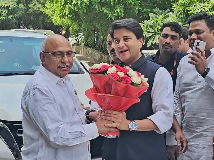 Union Minister Scindia reached his residence to meet BJP state president Khandelwal.