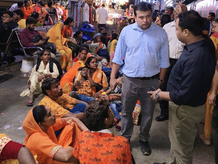 भोपाल स्टेशन पर लगातार बढ़ रही भीड़।
