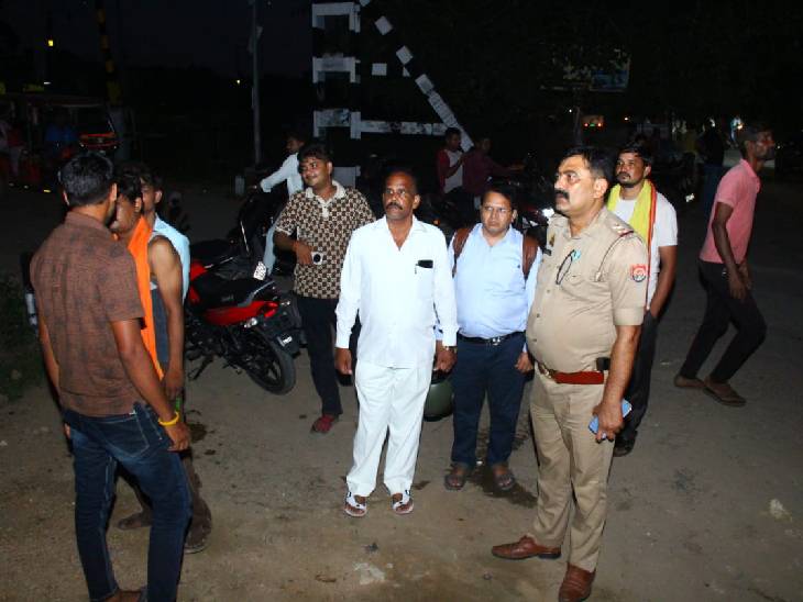 पुलिस ने शव कब्जे में लेकर शिनाख्त के प्रयास शुरू कर दिए हैं।