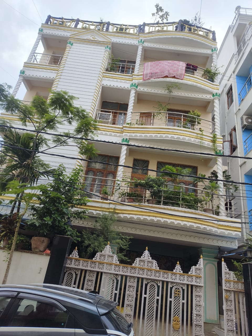 DSP संजीव कुमार के पटना स्थित इस आवास में भी SVU की टीम छापेमारी करने पहुंची है।