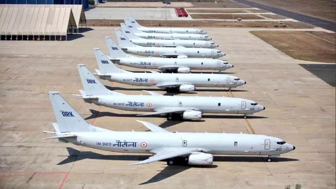 P-8I विमान लंबी दूरी तक समुद्र में निगरानी और खुफिया जानकारी देने, पनडुब्बियों व सतही जहाजों को ढूंढने जैसे काम करते हैं।