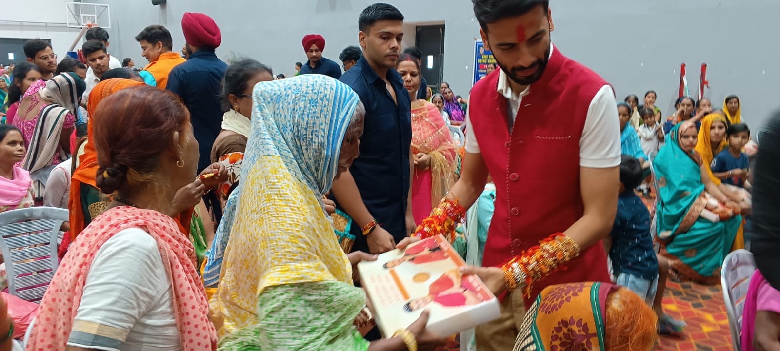 बरेली मेयर को 20 हजार बहनों ने बांधी राखी, आशीर्वाद देकर बोलीं- सांसद-मंत्री बन तरक्‍की करें ‘उमेश भैया’