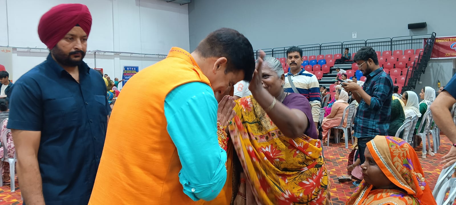 बरेली मेयर को 20 हजार बहनों ने बांधी राखी, आशीर्वाद देकर बोलीं- सांसद-मंत्री बन तरक्‍की करें ‘उमेश भैया’