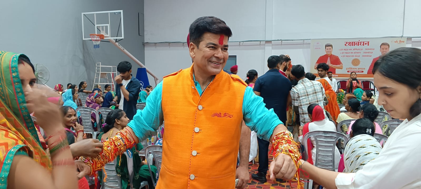 बरेली मेयर को 20 हजार बहनों ने बांधी राखी, आशीर्वाद देकर बोलीं- सांसद-मंत्री बन तरक्‍की करें ‘उमेश भैया’