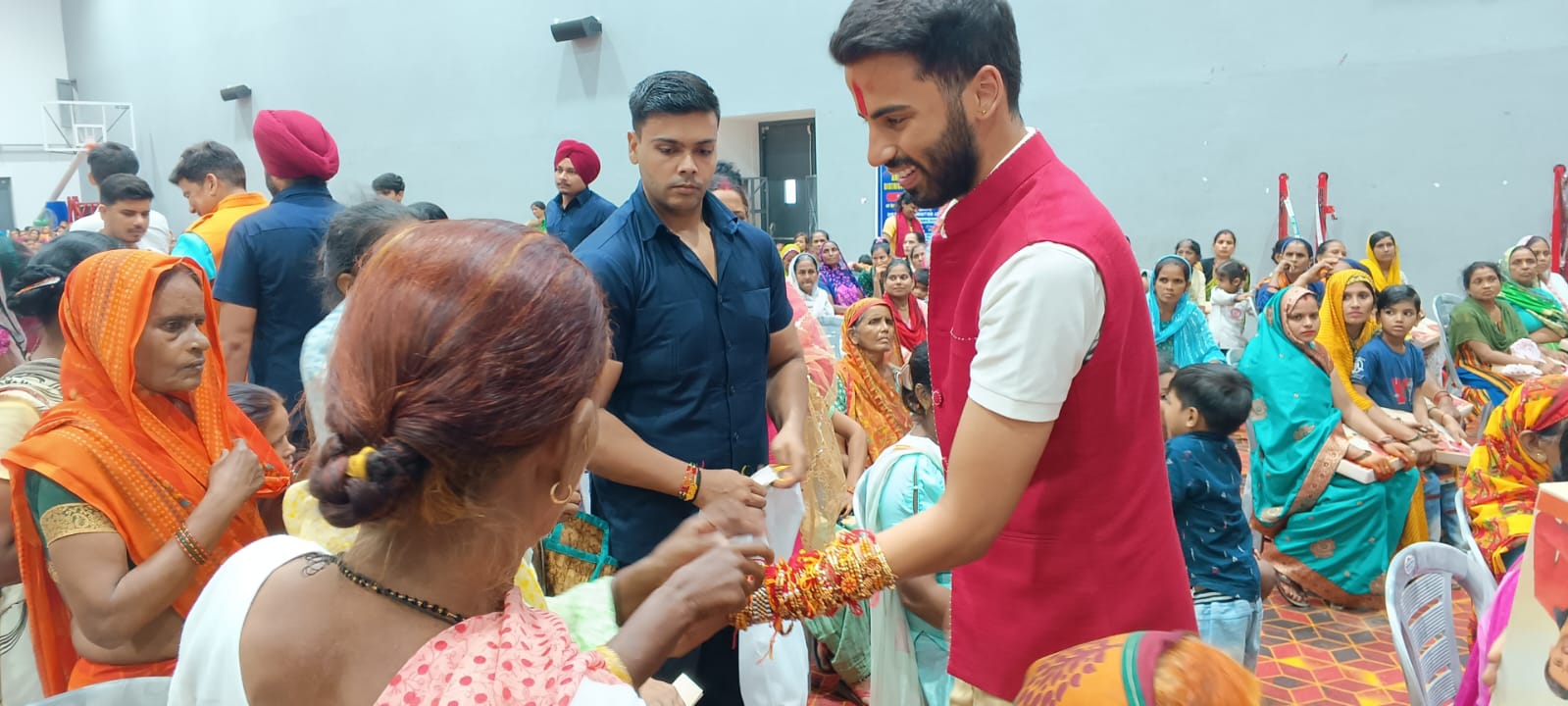 बरेली मेयर को 20 हजार बहनों ने बांधी राखी, आशीर्वाद देकर बोलीं- सांसद-मंत्री बन तरक्‍की करें ‘उमेश भैया’