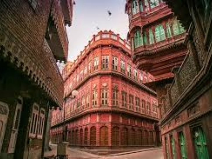 रामपुरिया हवेली के आसपास के मार्ग को हेरिटेज रूट माना गया है।