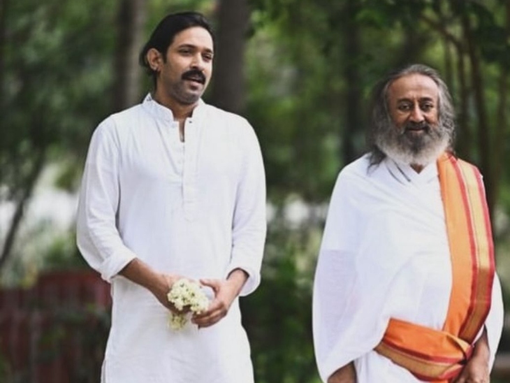 मे 2025 मध्ये विक्रांतने इंस्टाग्रामवर श्री श्री रविशंकरसोबतचा एक फोटो शेअर केला होता.
