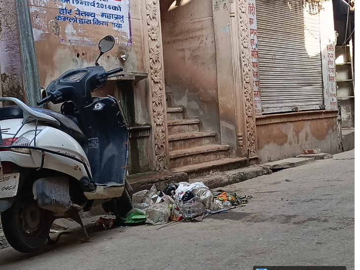 कामां कस्बे के चित्रकुटेश्वर मंदिर के बगल में पड़ा कूड़े का ढेर।