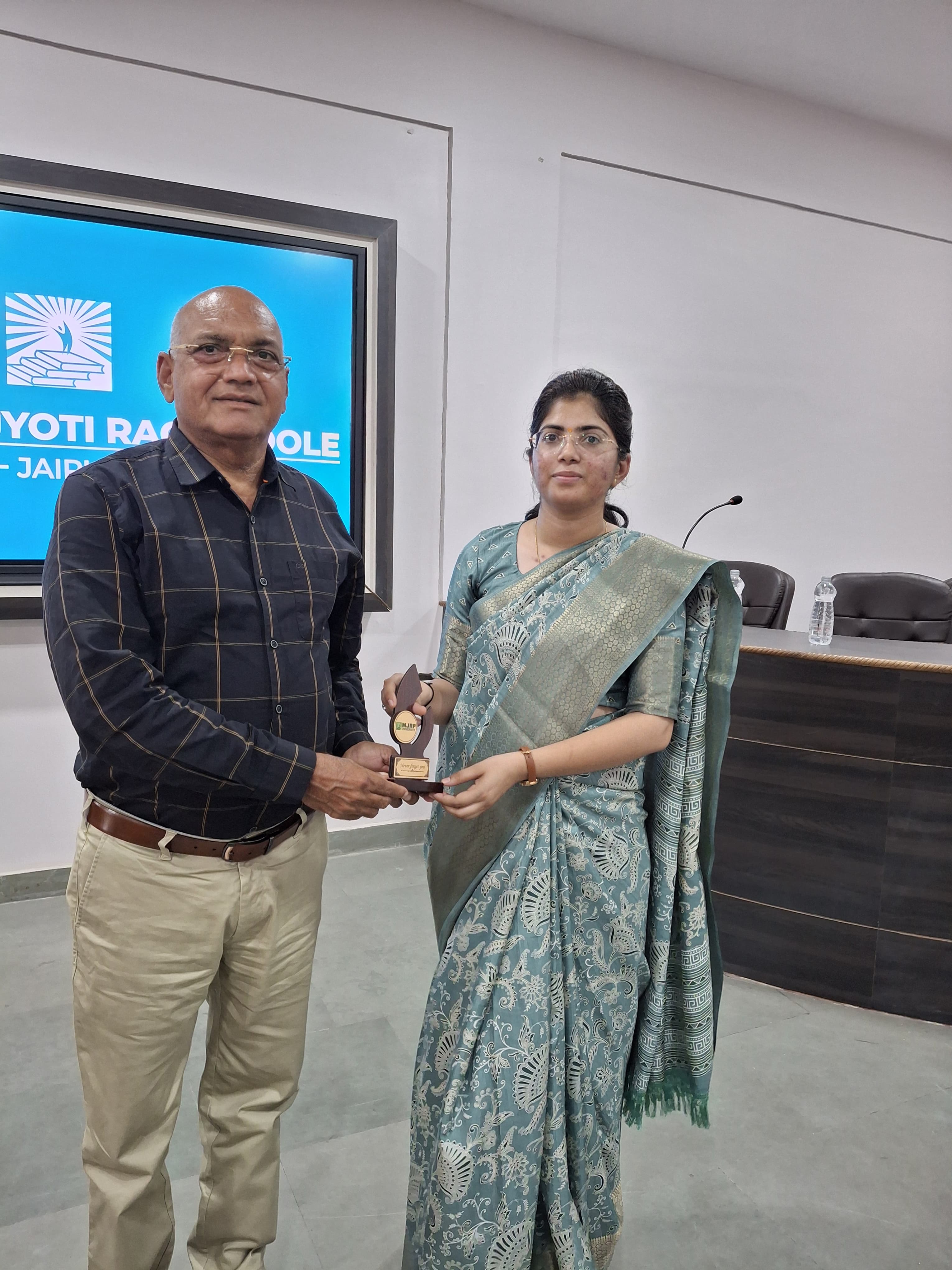 IAS प्रज्ञा सैनी ने छात्रों से संवाद करते हुए कहा कि अगर आप अपने लक्ष्य के प्रति ईमानदार हैं और निरंतर मेहनत करते हैं, तो कोई भी चुनौती आपको रोक नहीं सकती।