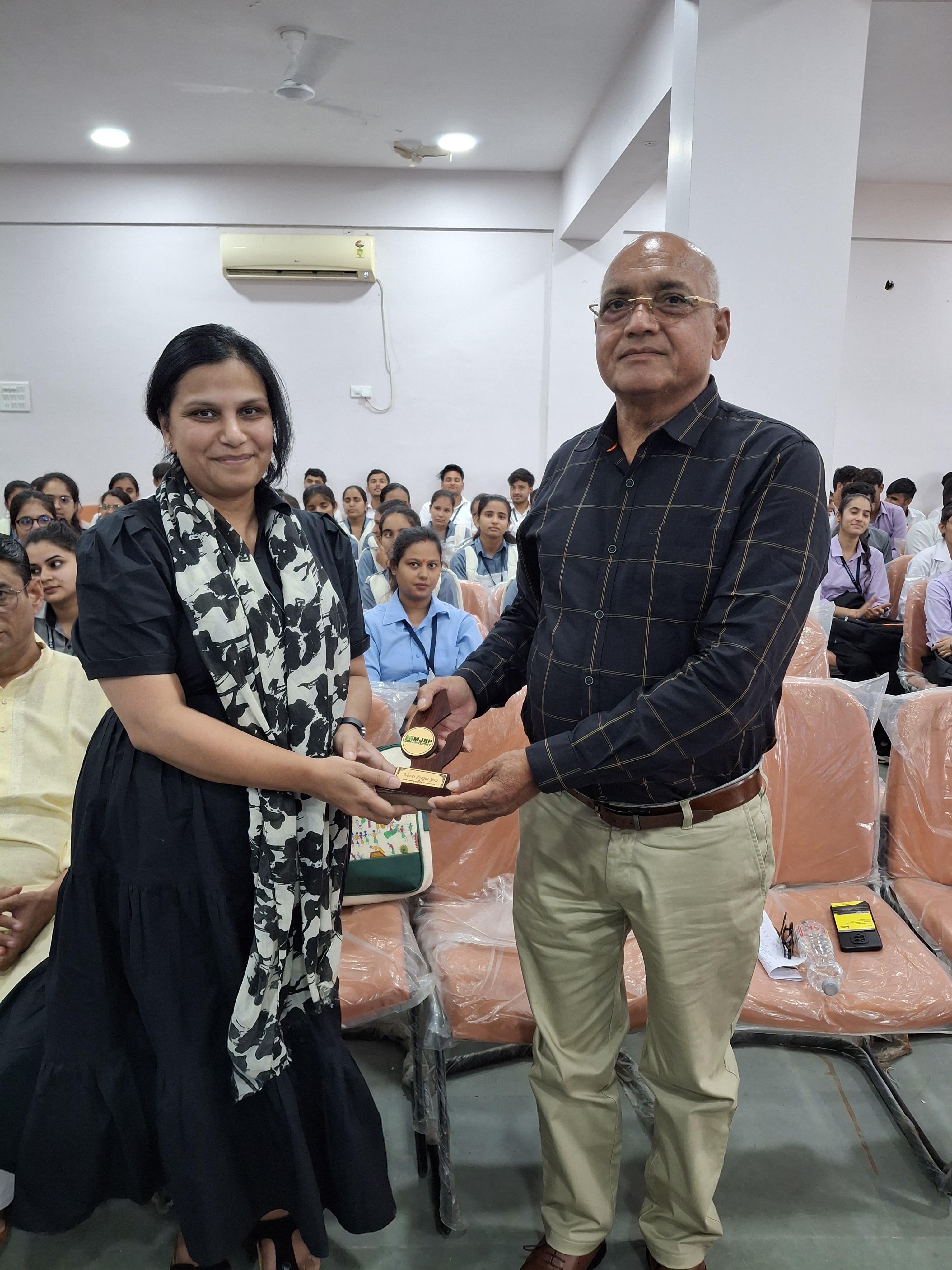 डॉ. नेहा, जो लंदन में कार्यरत हैं, उन्होंने गुरु के महत्व को रेखांकित करते हुए कहा कि कॉलेज जीवन में सही मार्गदर्शन सबसे महत्वपूर्ण होता है।