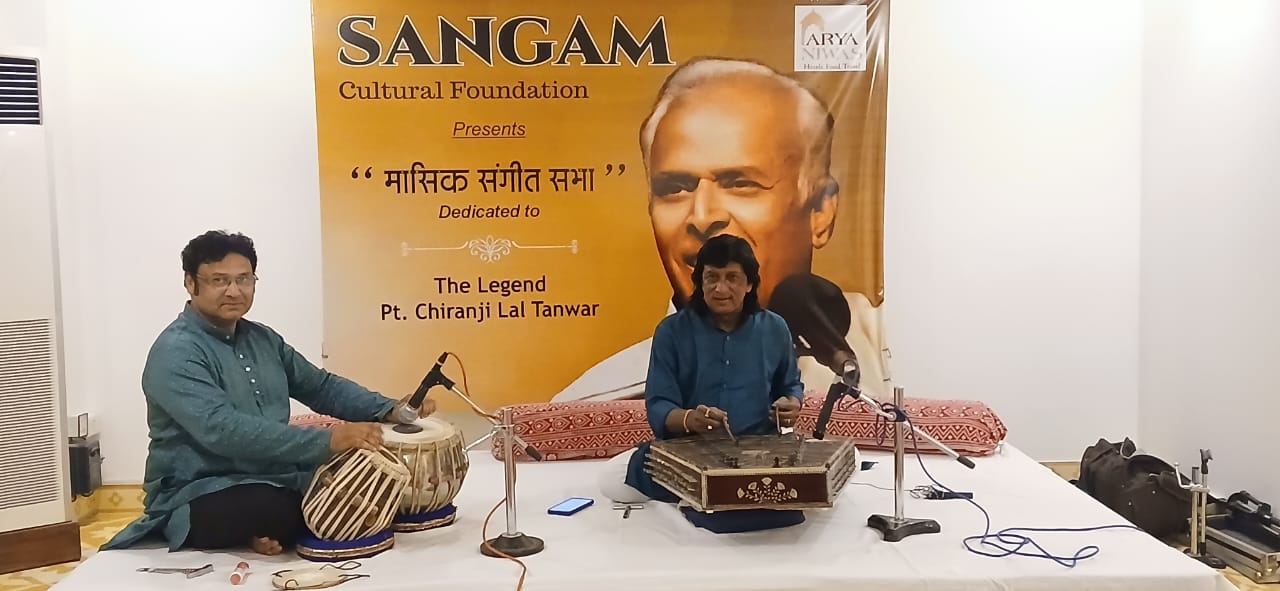 अनवर हुसैन की लयकारी और संतूर की हर थाप ने श्रोताओं के मन को छू लिया।
