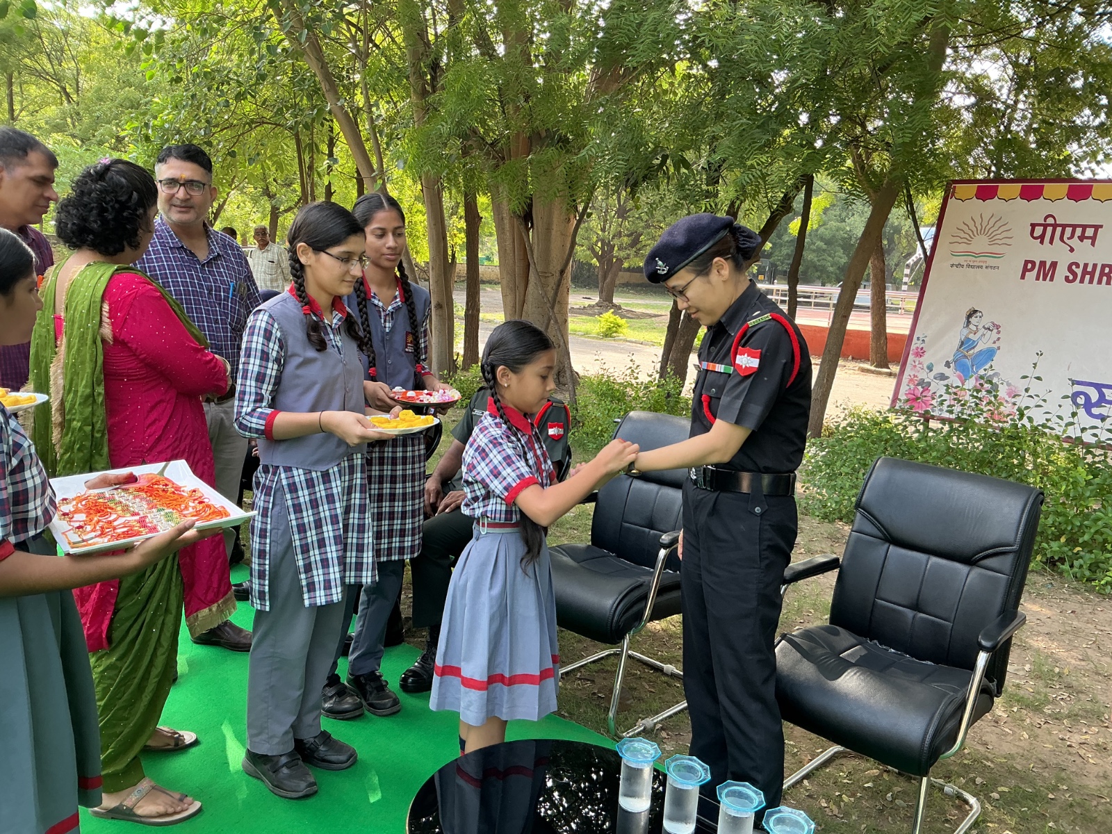 नन्ही बहनों के हाथों राखी बंधवाकर भावुक हुए सैन्यकर्मी।