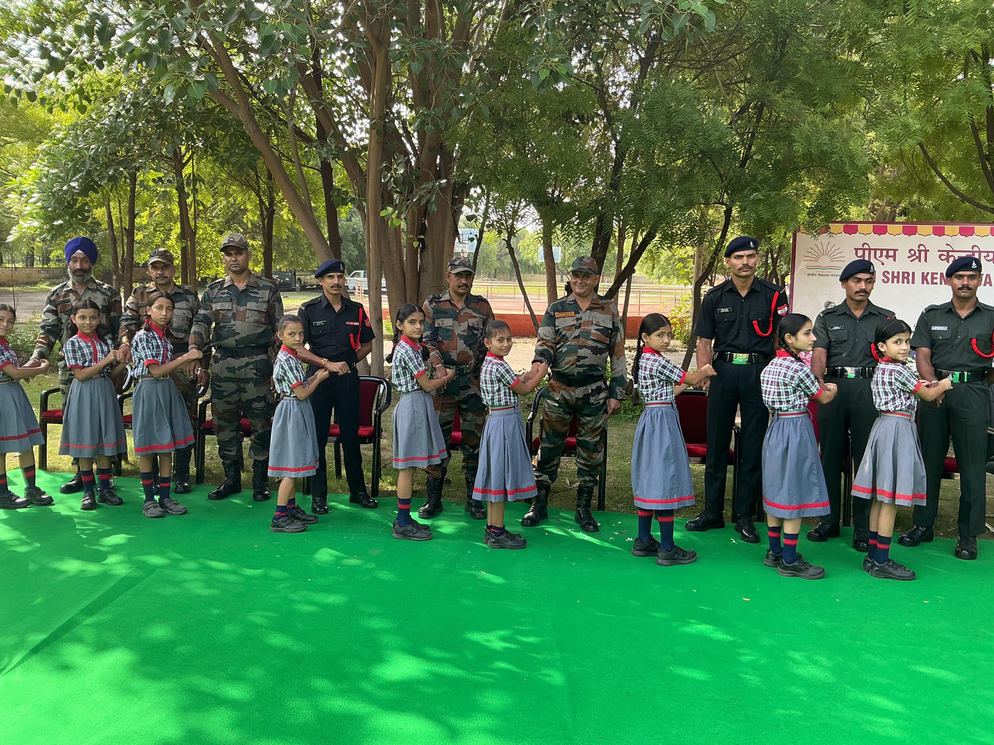 नन्ही बहनों के हाथों राखी बंधवाकर भावुक हुए सैन्यकर्मी।