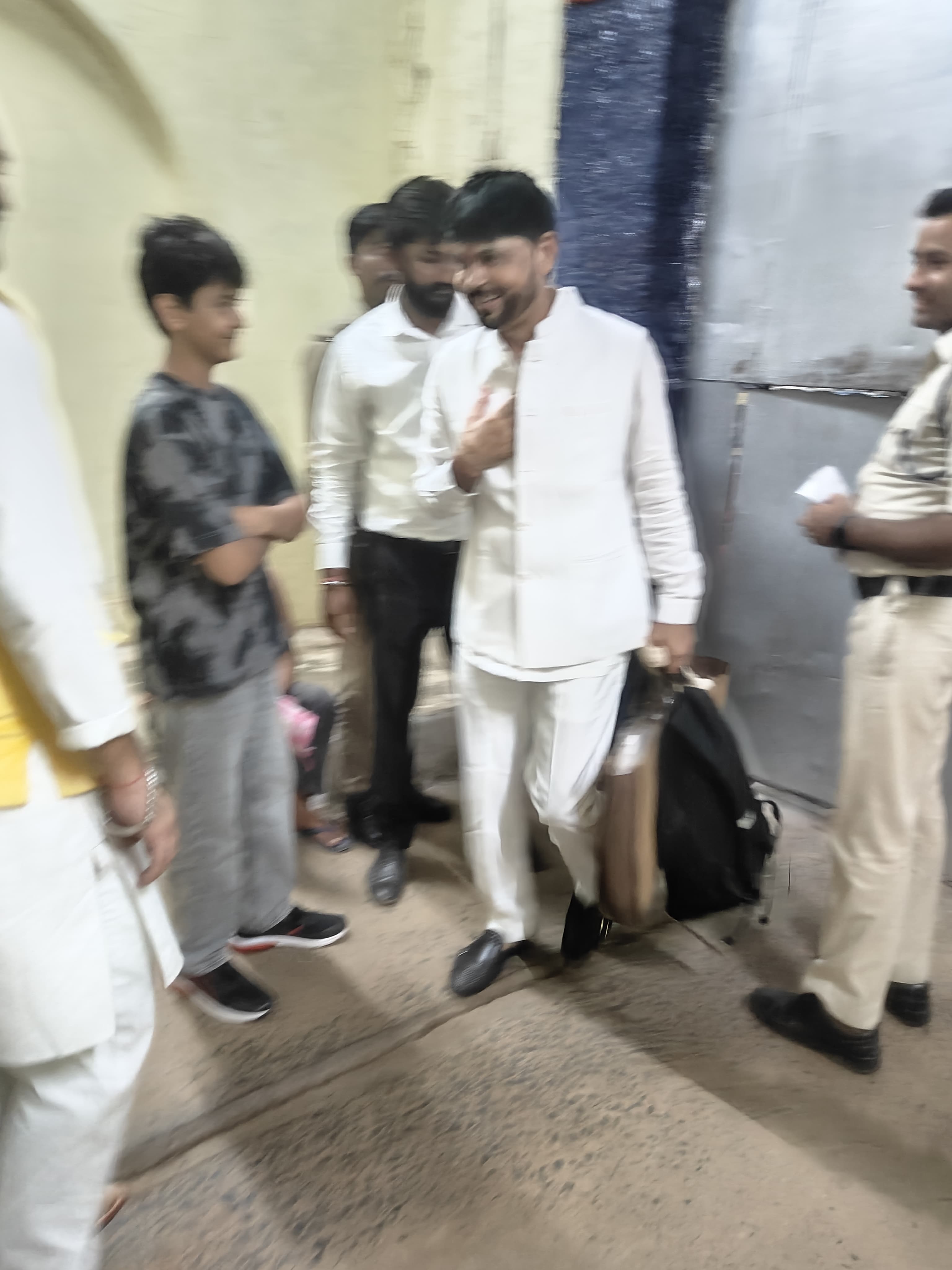 सफेद शर्ट-पैंट और जैकेट पहनकर, हाथ में बैग लिए जेल से बाहर निकला सूर्यकांत तिवारी।